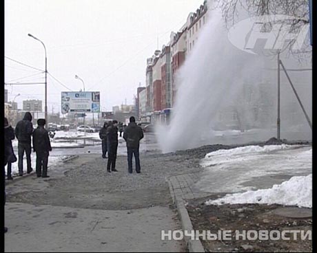 В Екатеринбурге фонтан кипятка  взорвал проезжую часть накануне планового ремонта труб. Куски асфальта падали с высоты 20 метров на припаркованные иномарки